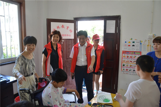 城投集團(tuán)開展“傳承紅色基因，敬老愛幼先行” 現(xiàn)場(chǎng)獻(xiàn)愛心活動(dòng)