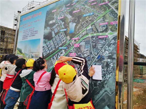 “千人市民觀察團(tuán)”走進(jìn)城投集團(tuán)龍山湖公園、陶瓷產(chǎn)業(yè)加速基地等項目