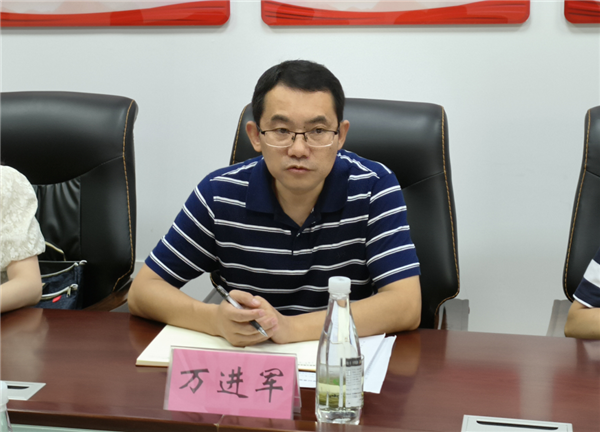 萬(wàn)進(jìn)軍一行調(diào)研城投集團(tuán)基層黨建工作